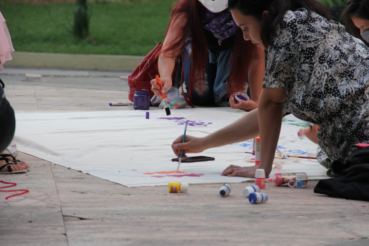 , Feministas realizan mural visibilizando la violencia de género en Ciudad Guzmán