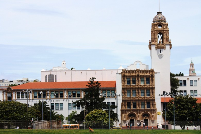 Gracias al alto porcentaje de estudiantes de inglés como segunda lengua y de bajos ingresos, escuelas del Distrito Escolar de San Francisco como la Mission High School reunirían requisitos para recibir más fondos. Due to high percentages of low-income and ESL students, many SFUSD schools, like Mission High School, could qualify for additional concentration grants. Photo Courtesy https://mhs-sfusd-ca.schoolloop.com/