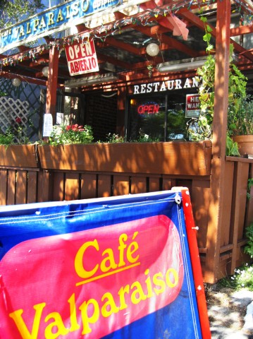 Café Valparaíso, de La Peña en Berkeley, se mudará a la calle Solano, luego de 12 años. After 12 years in the same location, Café Valparaíso, of La Peña in Berkeley, will move to Solano Street. Photo Iñaki Fdez. de Retana