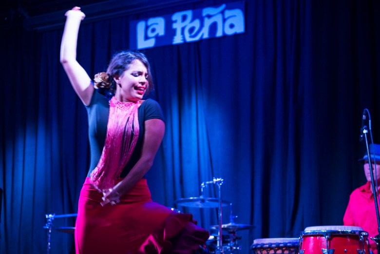 ‘Divas Latinas’ actúan en La Peña de Berkeley. “Divas Latinas” performs at La Peña Cultural Center in Berkeley. Photo Clarivel Fong