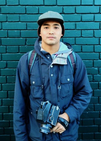 Ryan Legaspi, de 21 años, retrató a estudiantes para la campaña de publicidad que se lleva a cabo a lo largo de la ciudad. Ryan Legaspi, 21, photographed students for the citywide advertisement campaign. Photo Ryan Ormsby