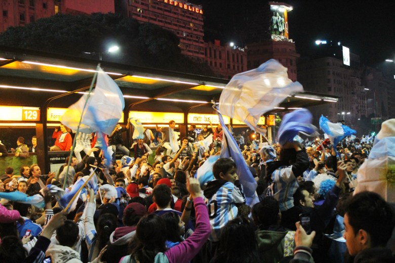 La gente en Argentina celebran en las calles a pesar de su derrota ante Alemania en la Copa del Mundo de 2014. People in Argentina celebrate in the streets despite their loss to Germany at the 2014 World Cup. Photo Berenice Taboada Díaz