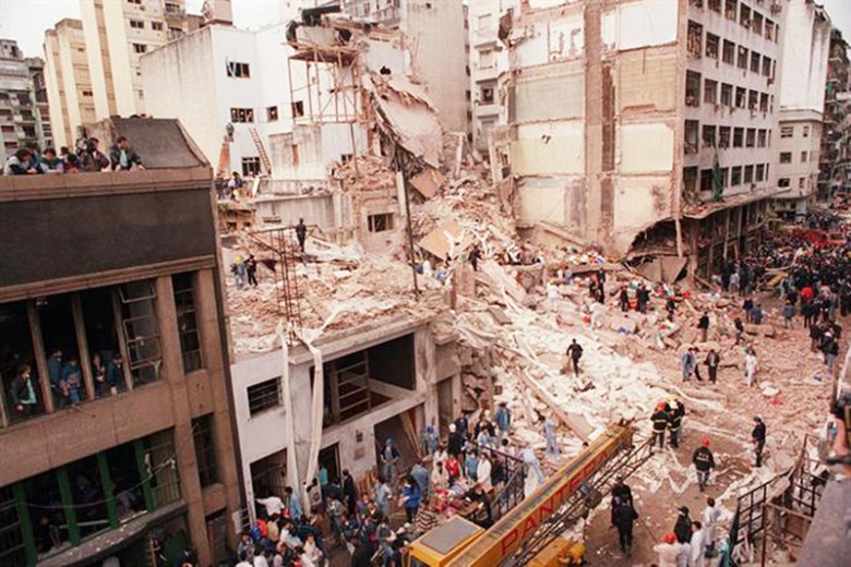 Secuelas del atentado con coche bomba al AMIA en 1994. Aftermath of the AMIA bombing attack in 1994. Courtesy Wikipedia Commons
