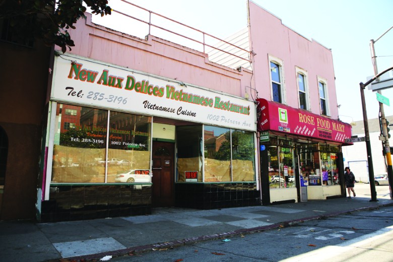 El ahora vacante restaurante vietnamita New Aux Delices está al lado de Rose Food Mart en la esquina suroeste de la calle 24 y la avenida Potrero en San Francisco. Ambos espacios han estado en conversaciones ante la posibilidad de que sean fusionados y ofrecidos para establecer un restaurante más grande. Una ordenanza que evitará temporalmente la fusión de escaparates fue aprobada recientemente en una votación 10-1 por la Junta de Supervisores de San Francisco el 28 de julio. Foto Joel Angel Juárez