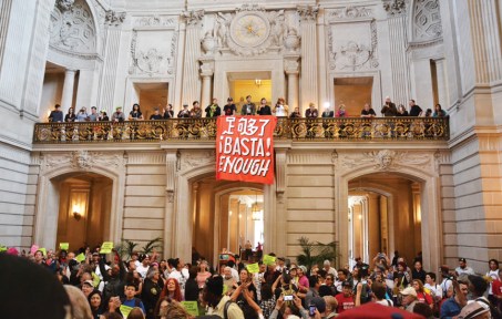 Activistas comunitarios y organizaciones a favor de los derechos de la vivienda se reunieron en el ayuntamiento para visitar al alcalde Ed Lee el 8 de mayo en la primera de una serie de protestas que pretenden llamar la atención en torno a la moratoria para los proyectos de viviendas de lujo en el Distrito de la Misión. Foto Mabel Jiménez