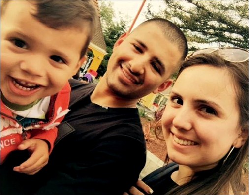 George Ruiz (al centro) con su esposa, (a la derecha) y su hijo Amiliano. Courtesía de Melissa Ruiz.