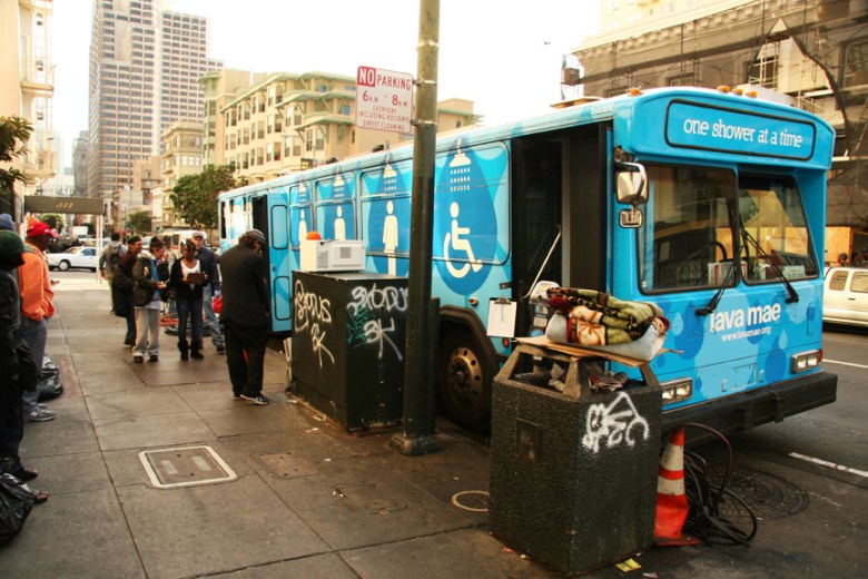 Un autobús de Lava Mae ofrece su servicio a indigentes del barrio Tenderloin en San Francisco. Foto Adrian Pintor