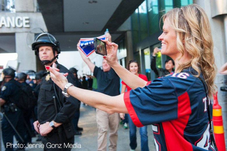 La simpatizante de Trump, Rachel Casey se burla de los manifestantes durante la marcha anti Trump ocurrida el 2 de junio en San José. Casey se grabó a sí misma burlándose y gritándole a la multitud “Regresen a México”, antes de que le fuera lanzado un huevo en la cara. Foto Jennifer Gonzalez/San Jose State University