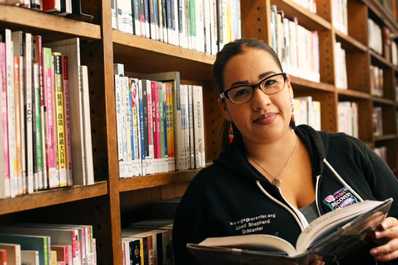 Priscilla Lenares en la Biblioteca de la Misión. Foto Jessica Webb