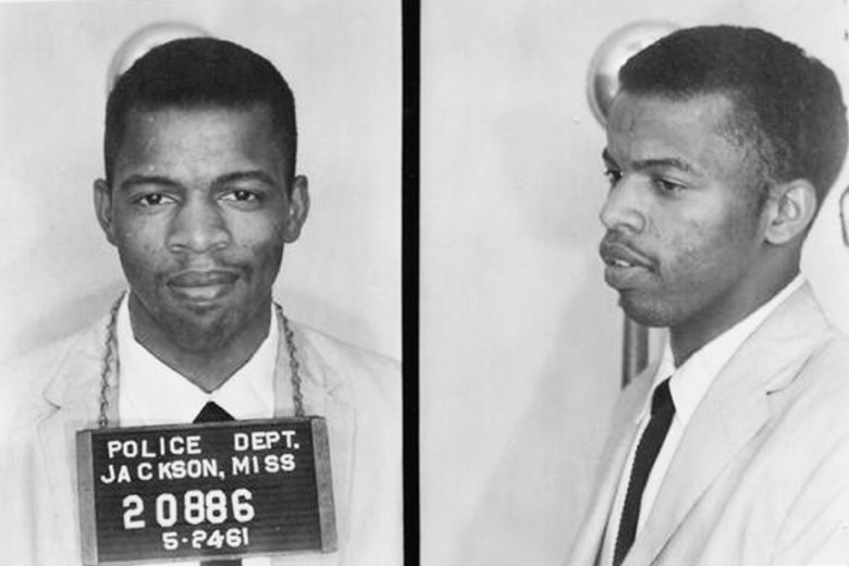 John Lewis, Andrew Aydin y Nate Powell coautores de March una trilogía de novela gráfica dirigida a educar no solo a quienes no están familiarizados con la historia de Lewis sobre el movimiento de derechos civiles, sino también para inspirar a una nuevas generaciones de activistas.