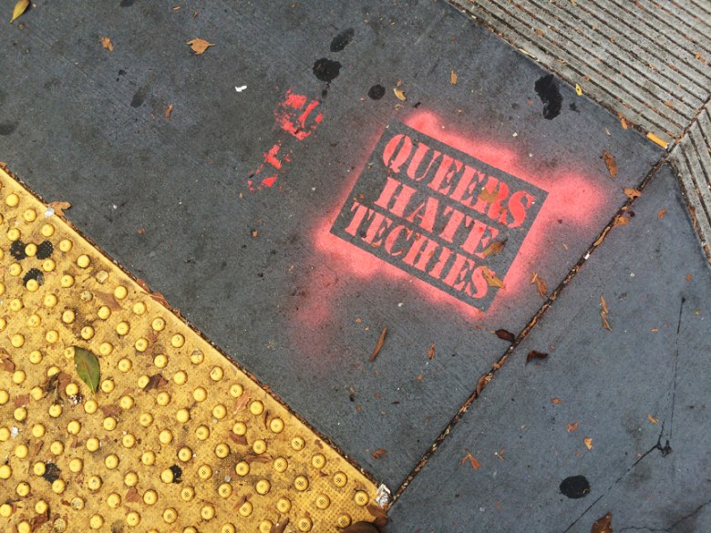 Un grabado ofensivo contra los techies en una banqueta de la calle 24. Foto: Mabel Jiménez