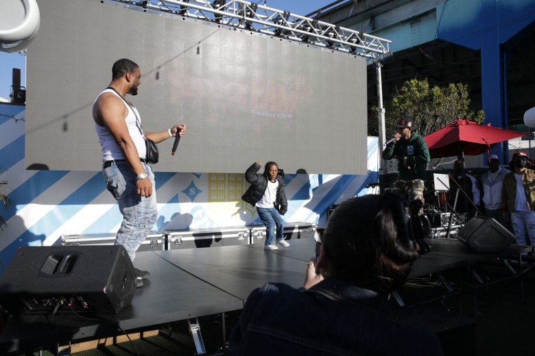 Artista cantando y bailando en el escenario.