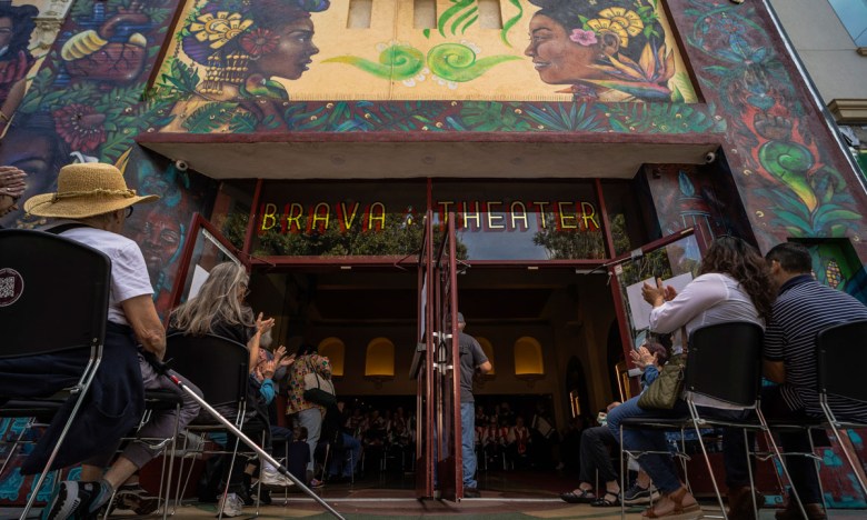 La entrada a el Teatro Brava.