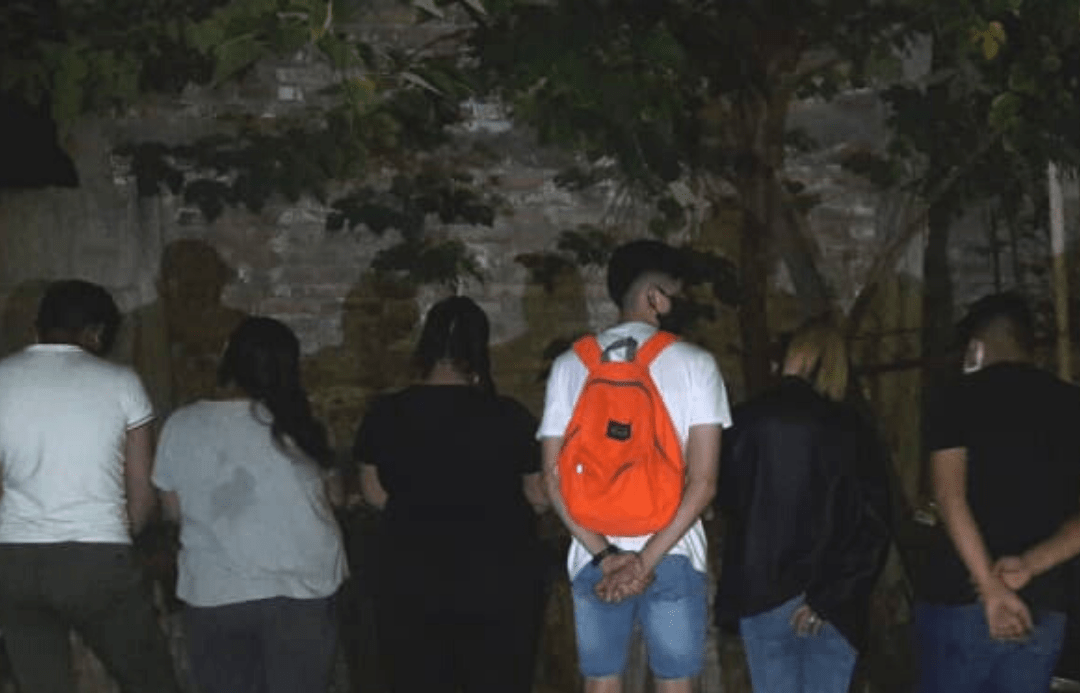 FIESTA CLANDESTINA