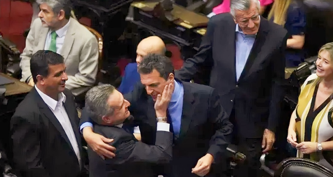 MASSA ROSSI SIGEN EN EL GABINETE