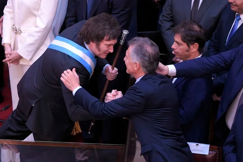 MACRI FELICITA A MILEI