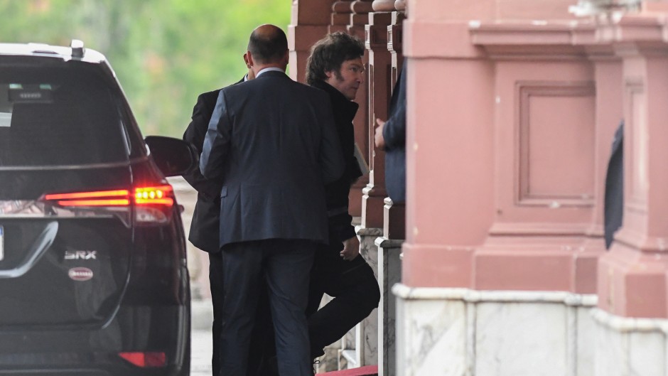 MILEI ENTRANDO EN CASA ROSADA