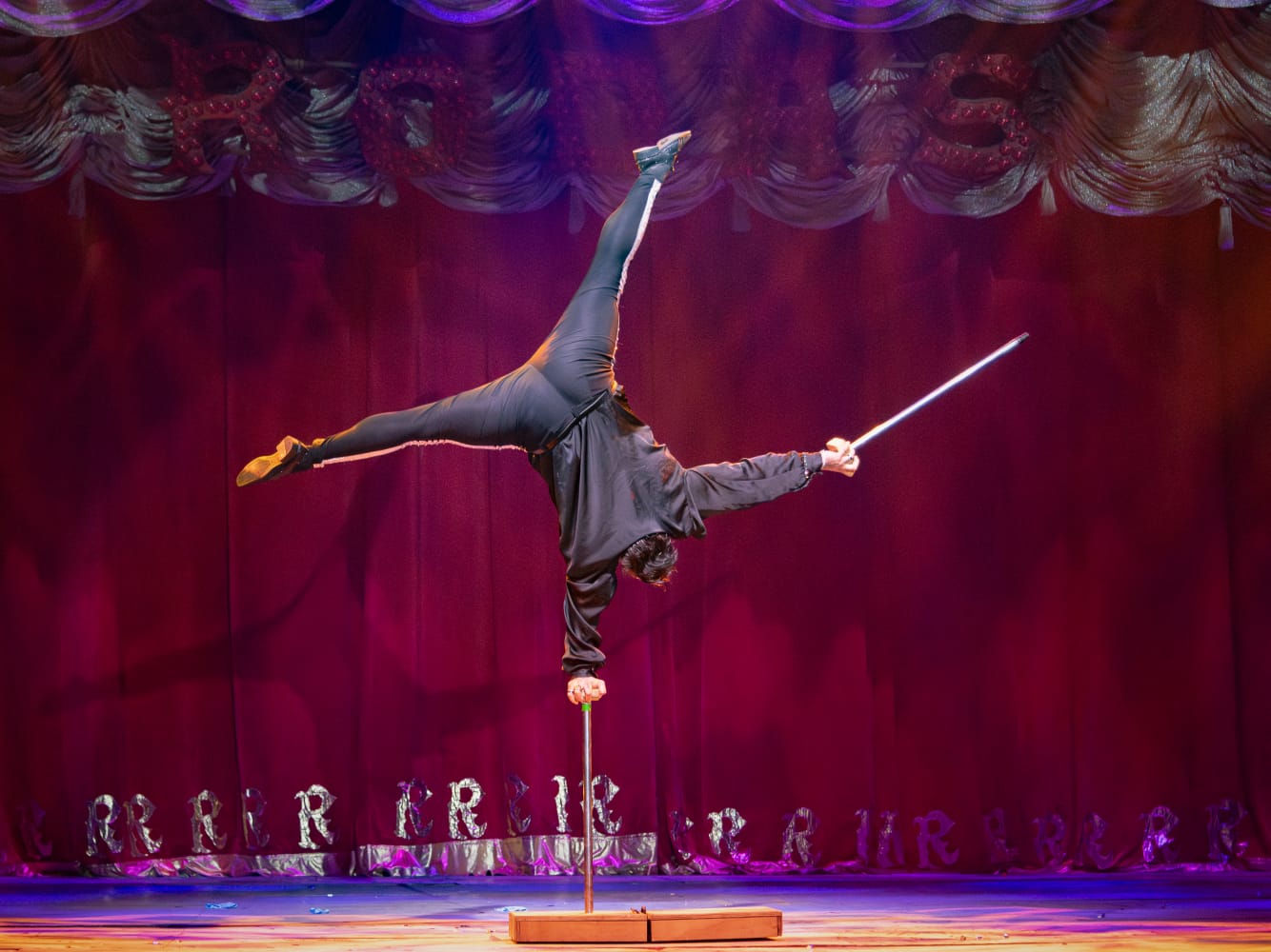CIRCO RODAS DEBUT