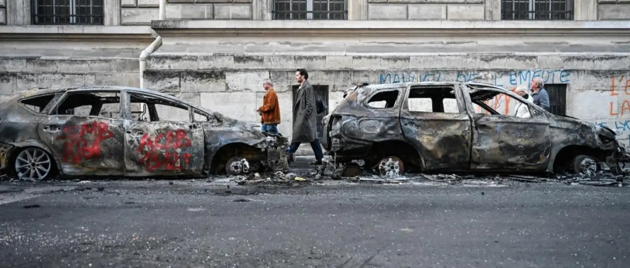 París mantiene toque de queda por tercera noche tras saqueos y disturbios