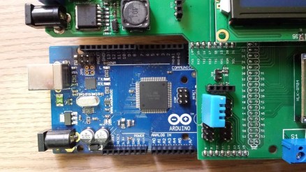 Vista superior do Shield Automação, destacando Arduino Mega conectado ao Shield e espaço para pinagem R3.