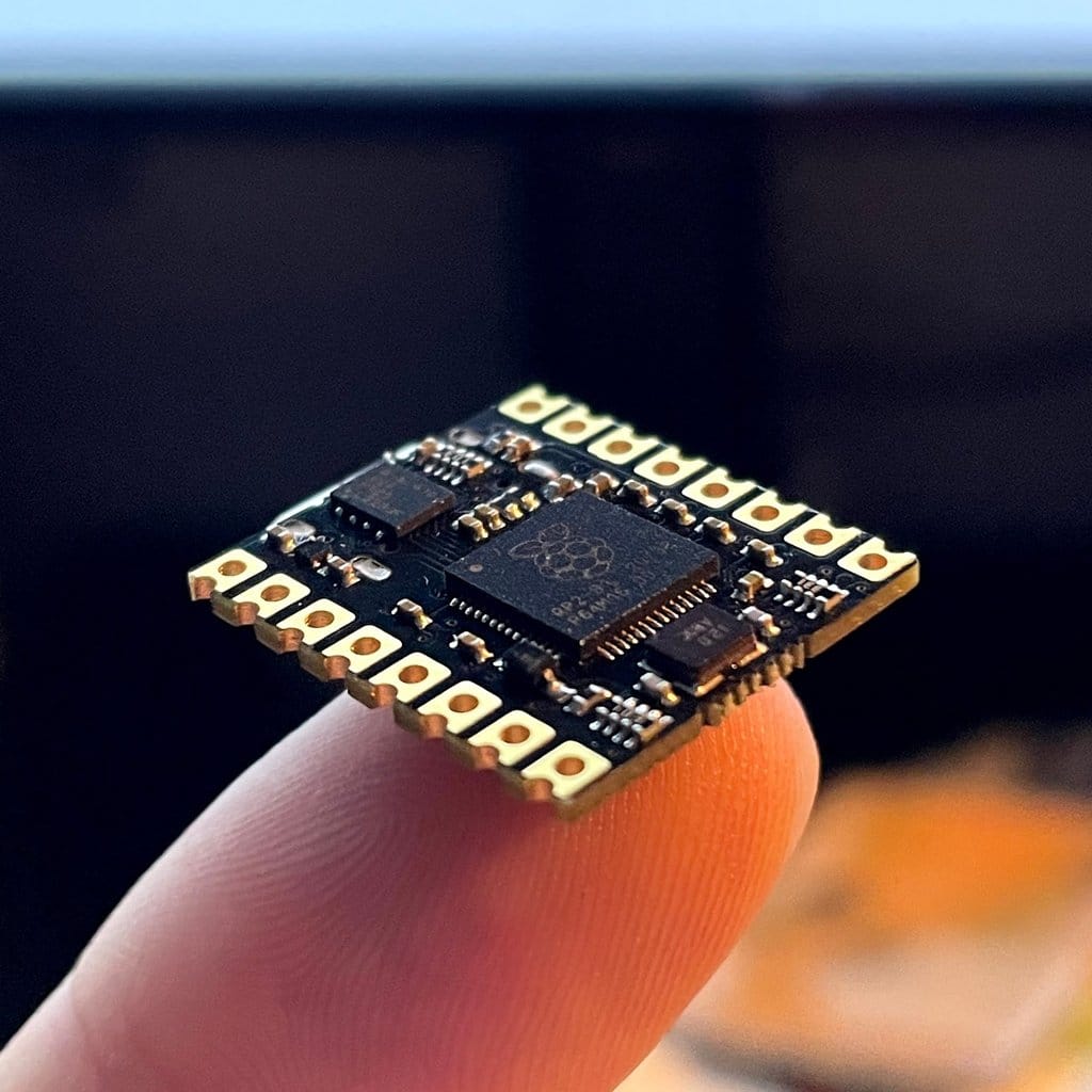 Placa Tiny 2040 no dedo