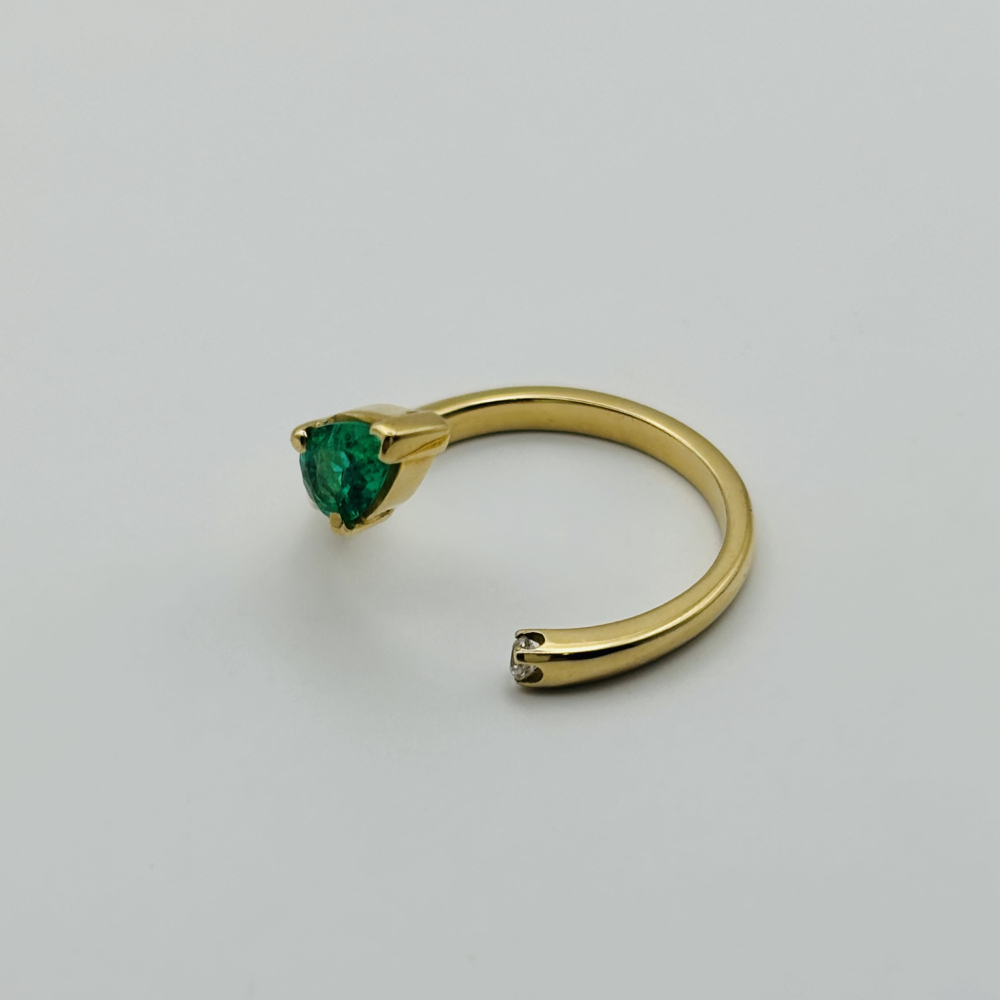 Anillo Moderno con Esmeralda y Brillante