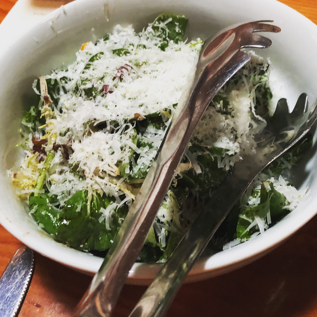 Delicious spinach salad with bacon