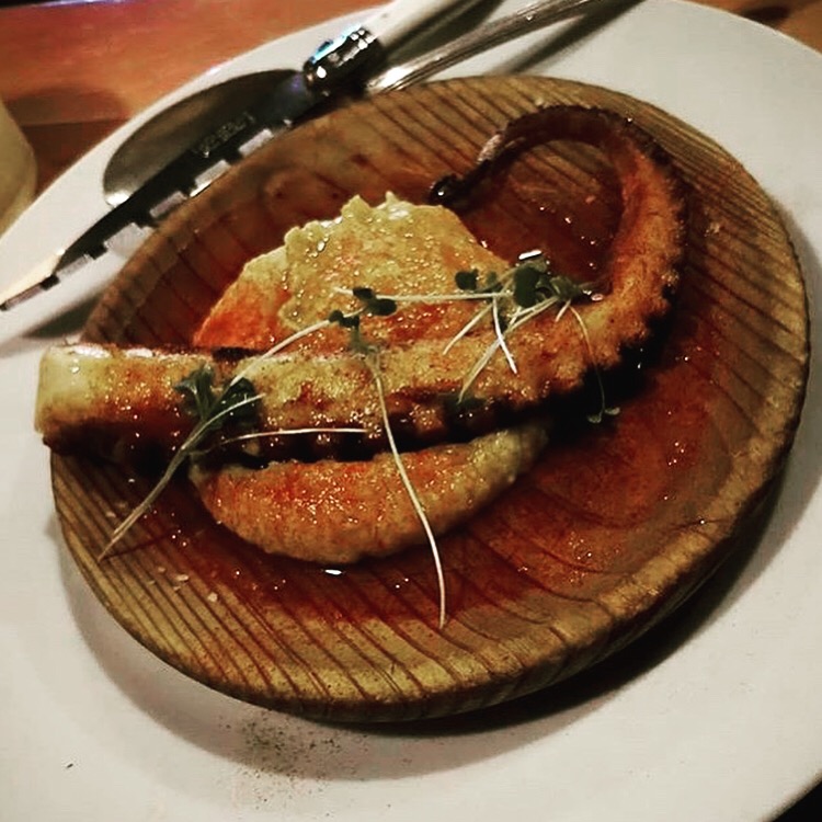 The most tender octopus with garbanzo puree and paprika
