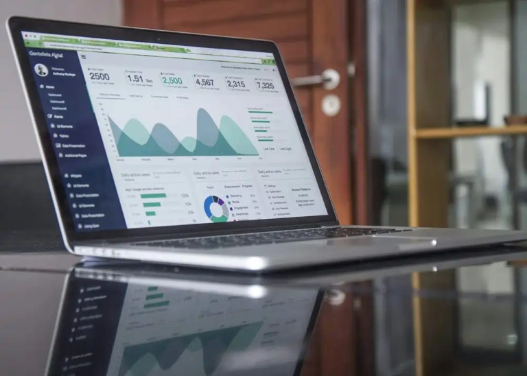 Excel ile TEFAS fon fiyatı çekme makalesi için stok görsel. Laptop ekranında excel tablosu.