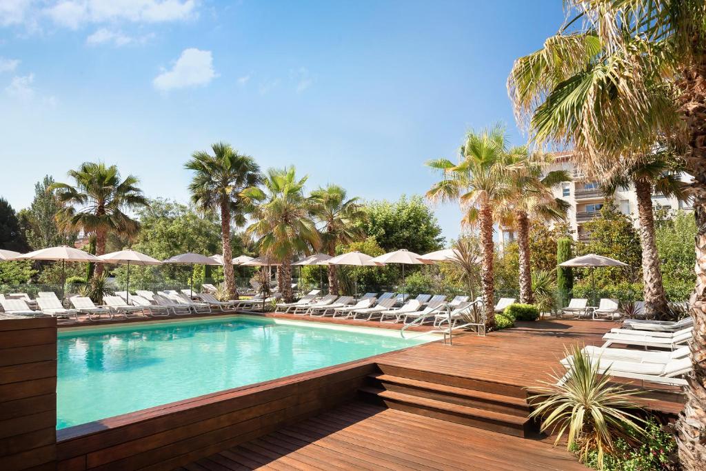 Pool at Hotel Marriot Renaissance Aix-en Provence