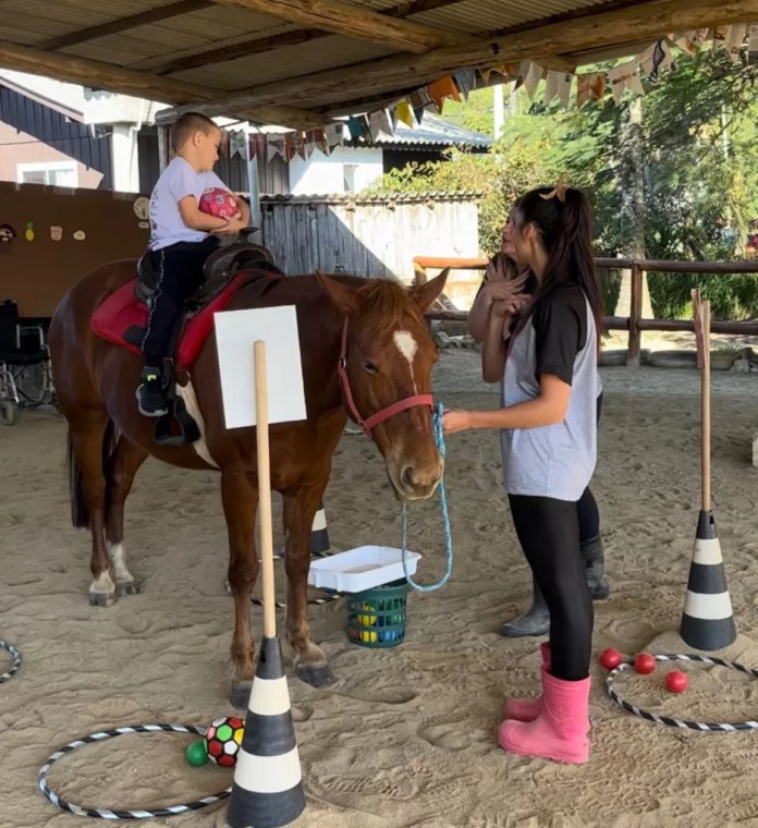 Equoterapia promove desenvolvimento de crianças e adolescentes com necessidades especiais em Itapema 3 de94a85d d4e6 4ce1 a8b1 e95b12400306