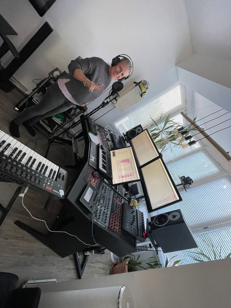 Cindy to emphacis Studio Speeking 3