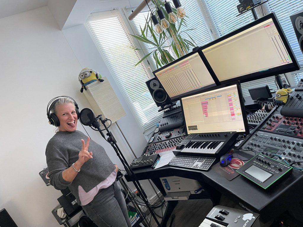 Cindy to emphacis Studio Speeking