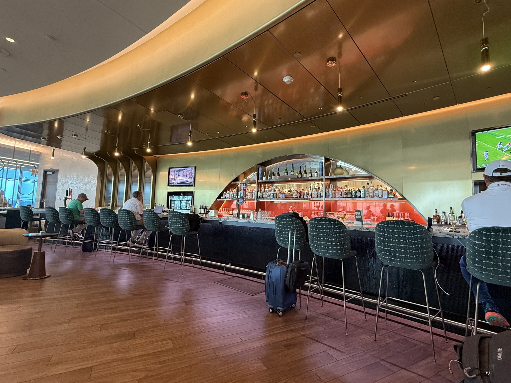 Delta SkyClub Minneapolis G18 Review – Empty Nester Miles