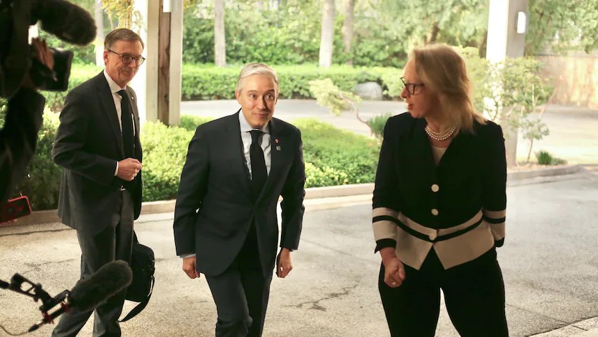 Top Canadian bankers join finance minister on Chinese trade mission