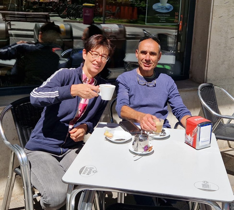 Conversando tomando un café