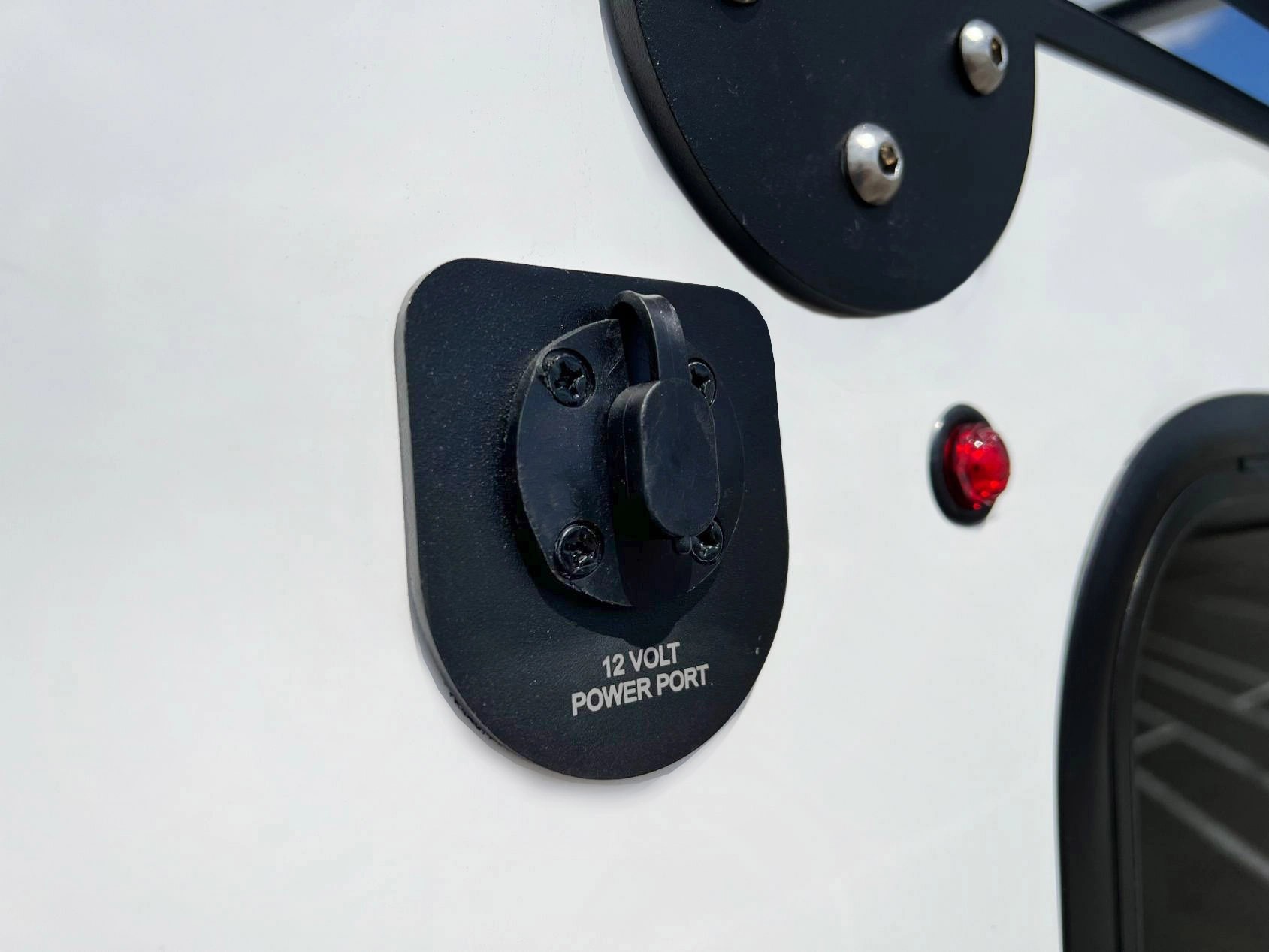 (4) Exterior 12V Power Ports