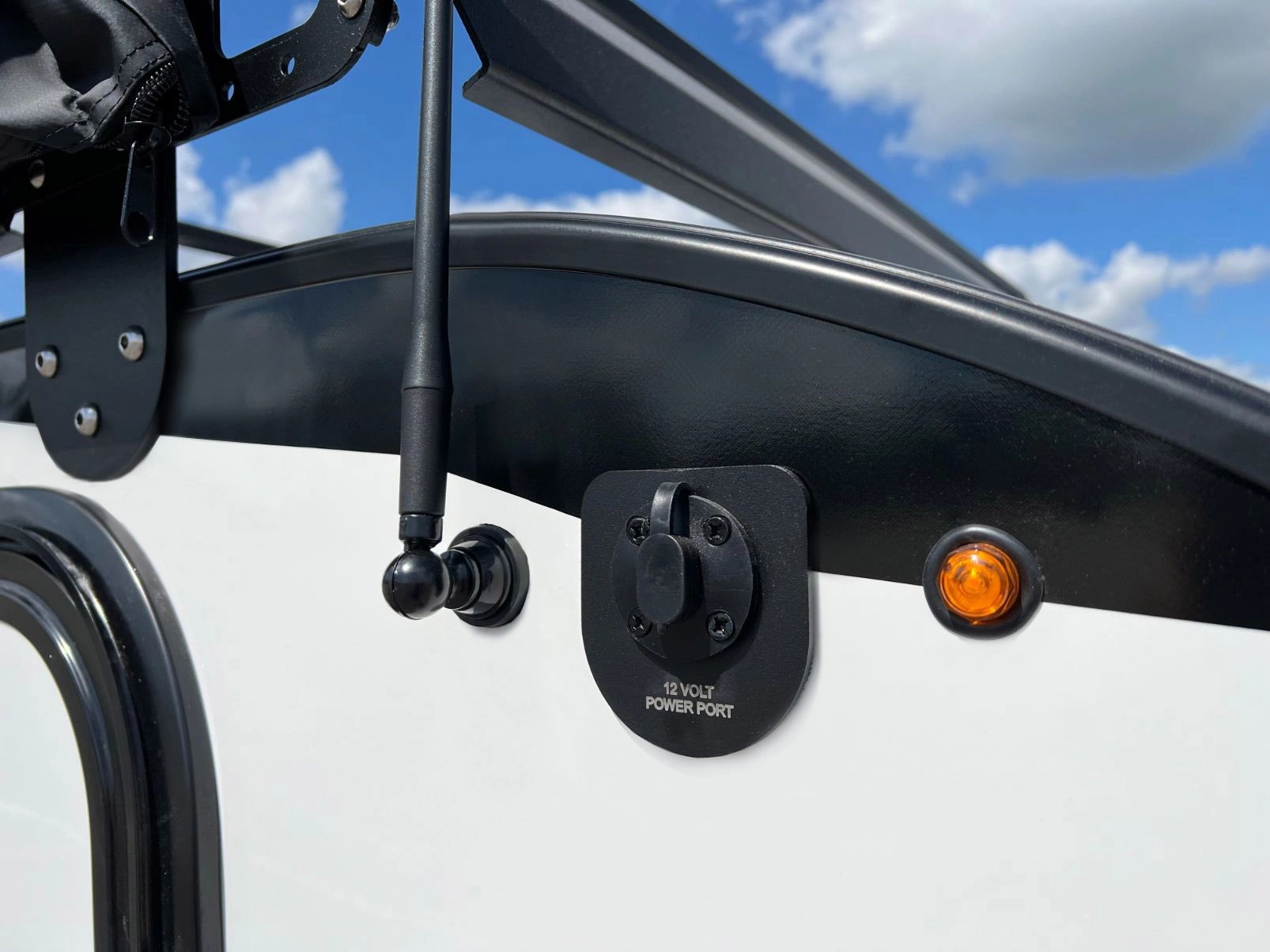 AM/FM Antenna & 12V Power Port