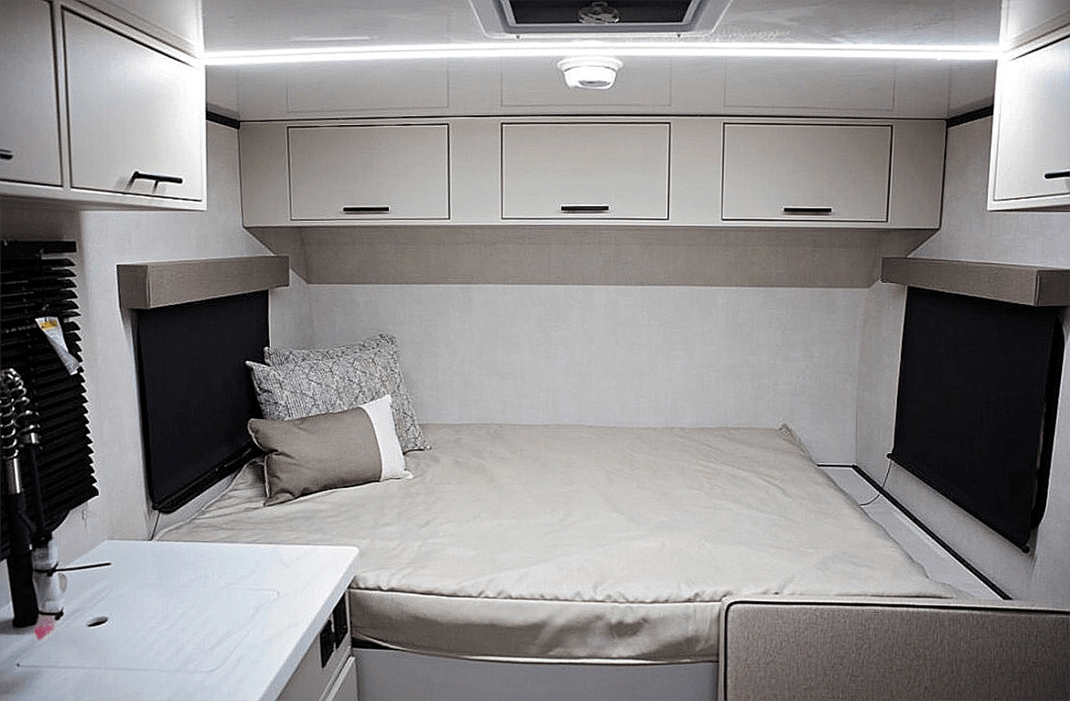 16RB Front Queen Bed