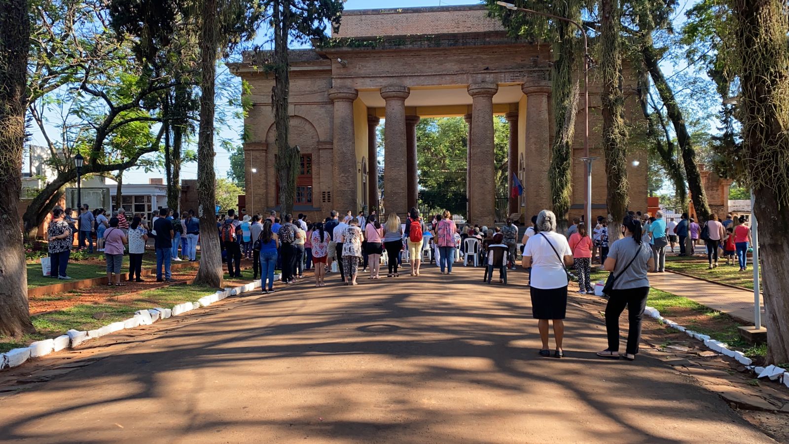 Día de los Fieles Difuntos: miles de posadeños honraron a sus seres queridos en ‘La Piedad’