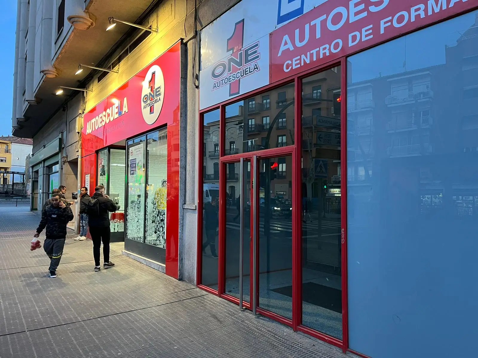 Exterior de una autoescuela de la ciudad.