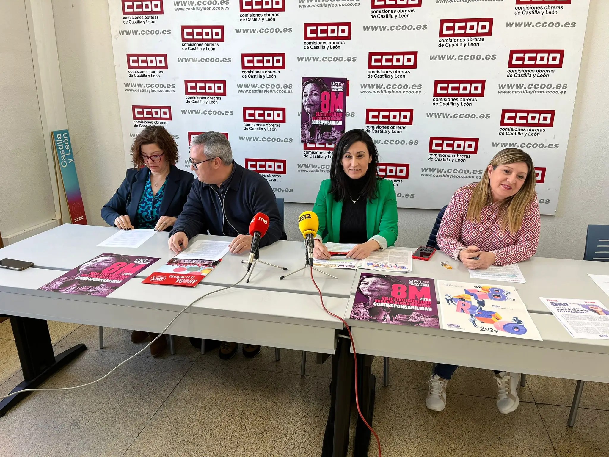 Representantes sindicales en rueda de prensa.