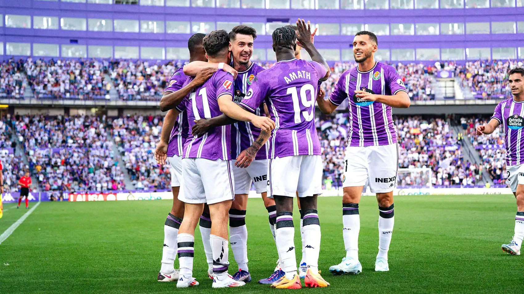 Jugadores del Real Valladolid celebran un gol.