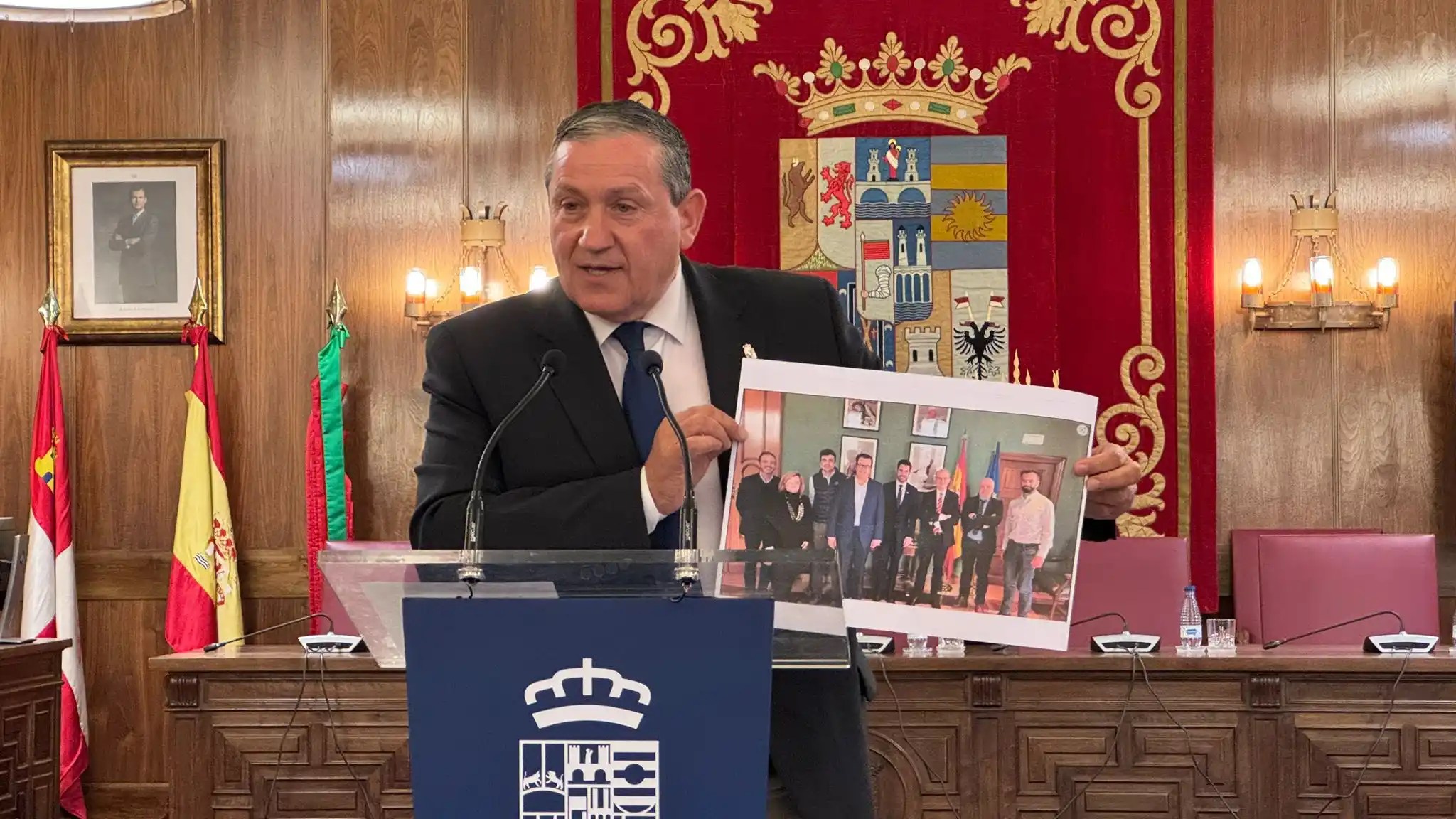 Faúndez muestra la fotografía de Fagúndez y Gago en Madrid en una reunión sobre Fromago.