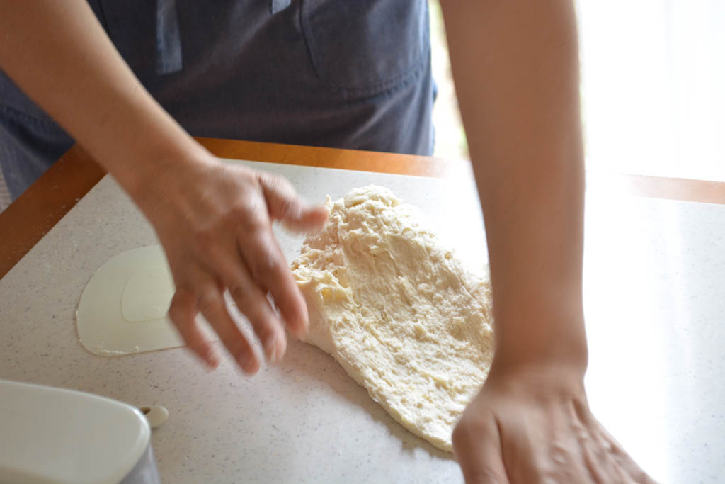 押し付けるように延ばして