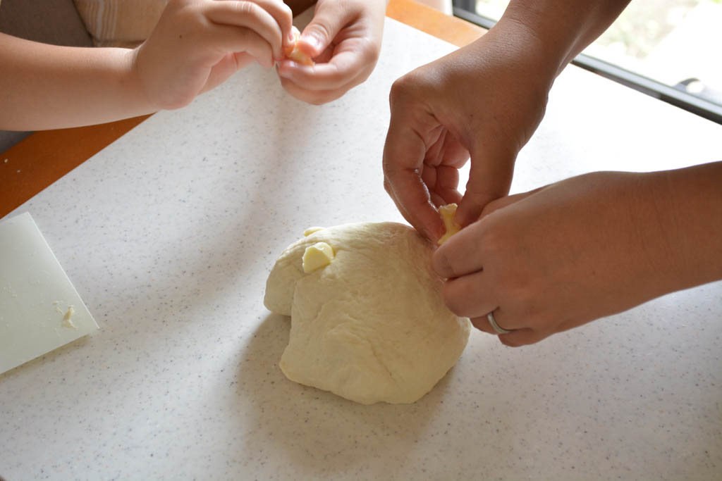 バターを小さくちぎっていれます