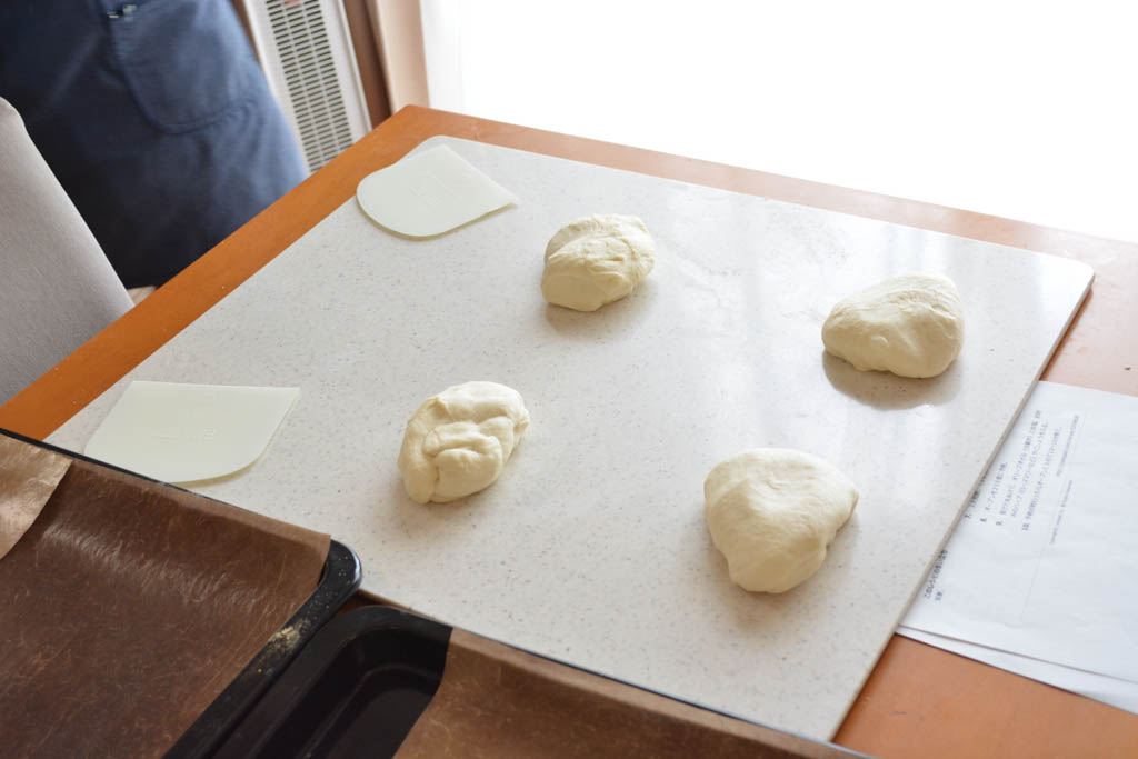 更に切り分けたら丸めて二次発酵へ。
