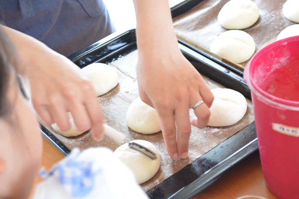 クープを入れて。粉を振ります。