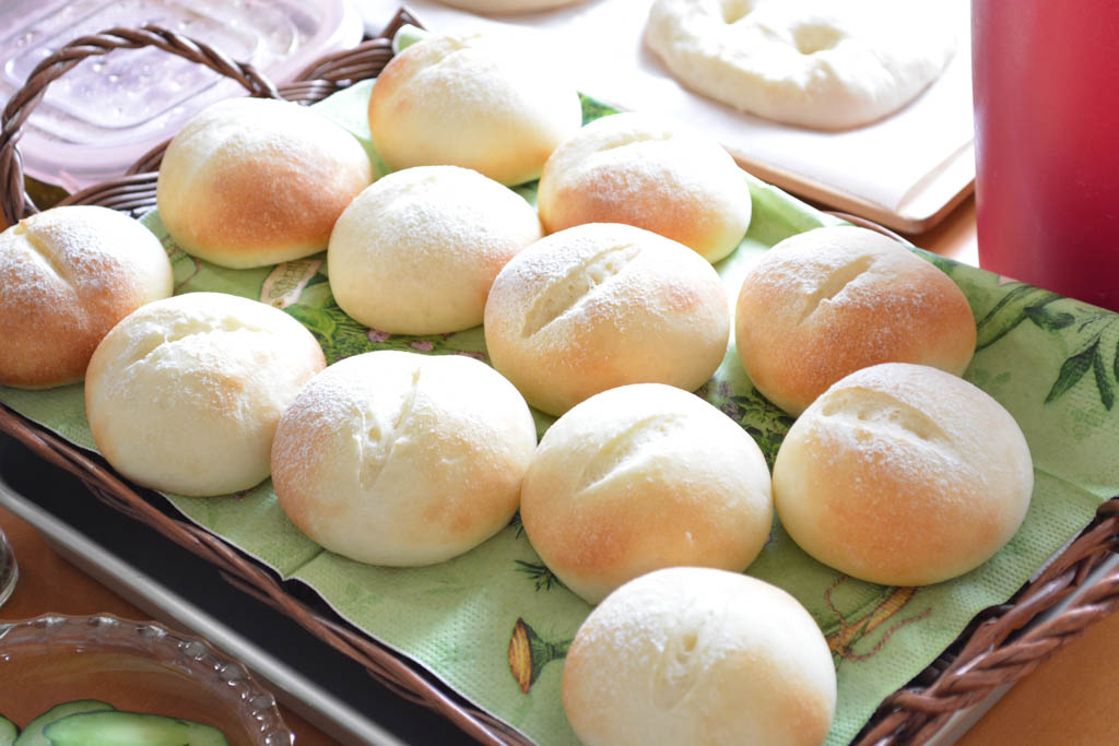 丸いプチパン。ふんわりふわふわなのです。