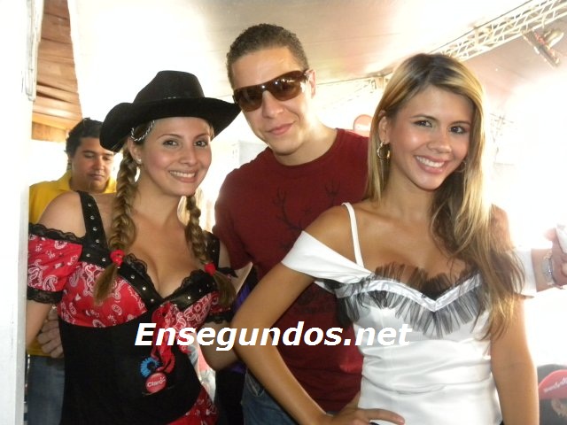 Aldo Peguero con las modelos de Claro